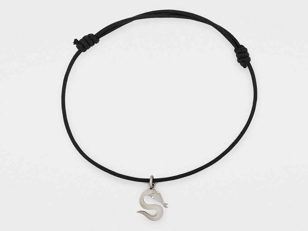Pulsera con dije de logotipo de huesos de serpiente en plata de ley
