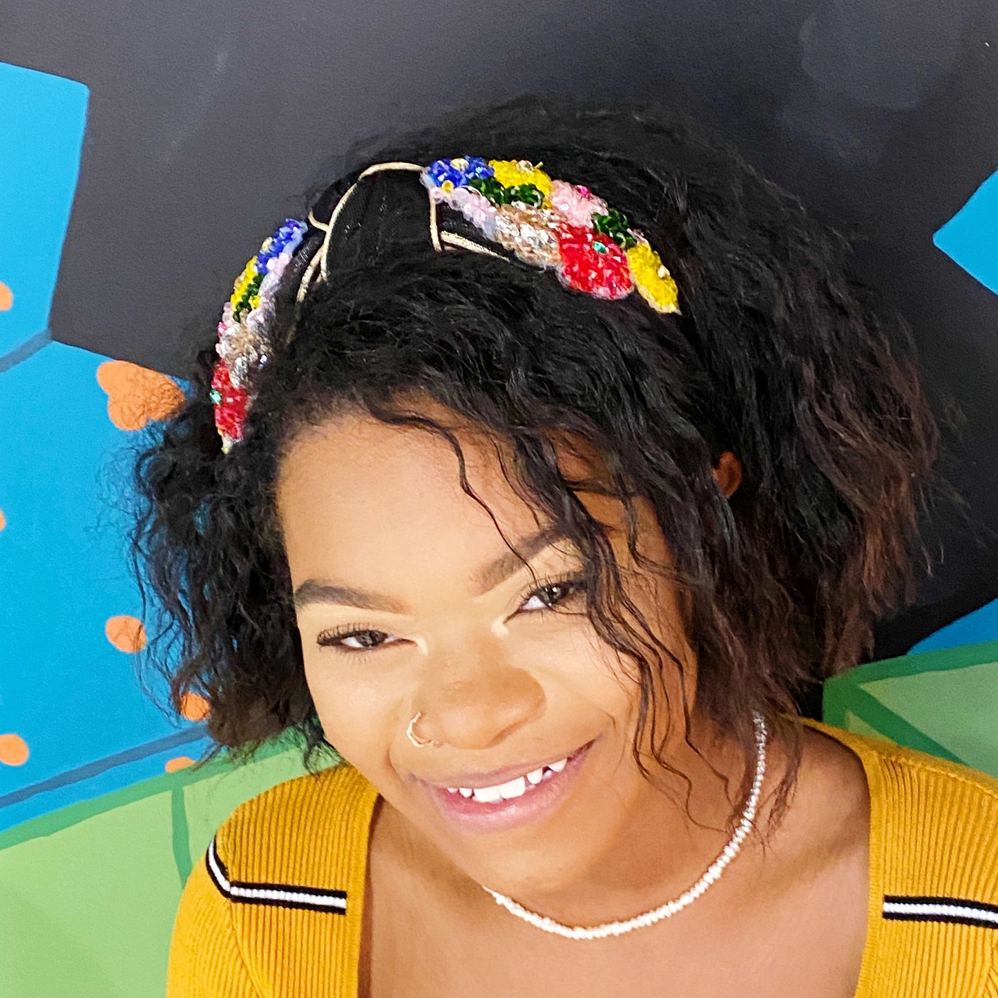 Diadema de lujo con cuentas y flores