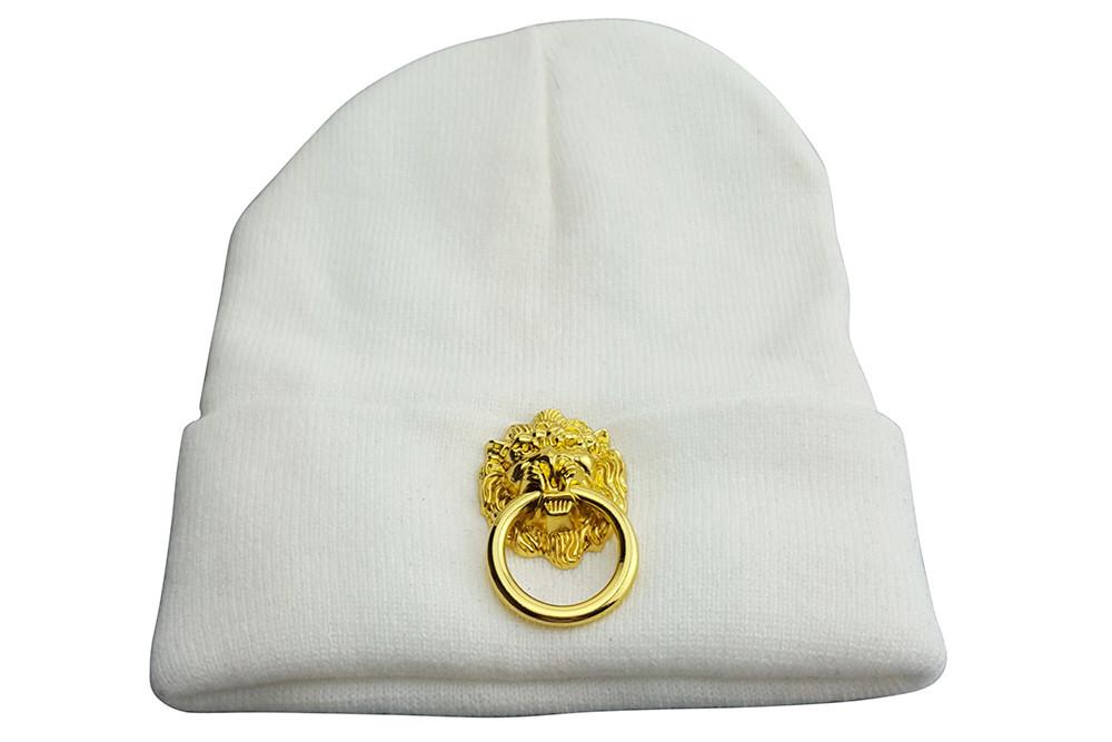 Casquete blanco con gran león de metal