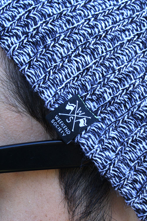 Gorro con etiqueta WKND