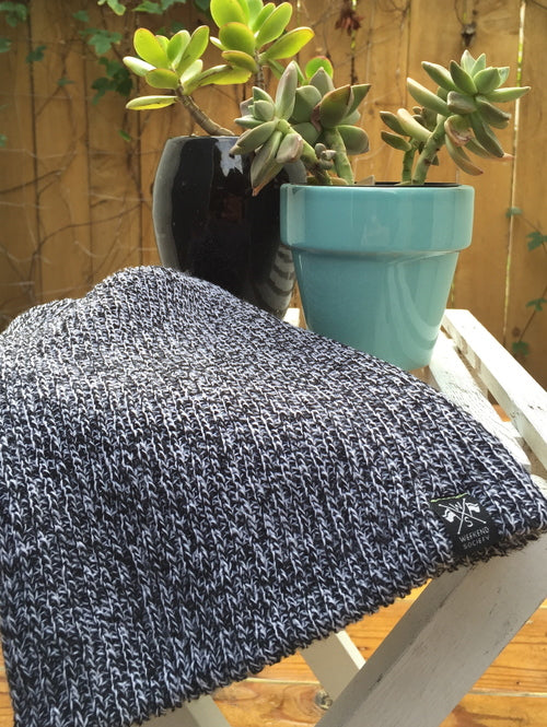 Gorro con etiqueta WKND