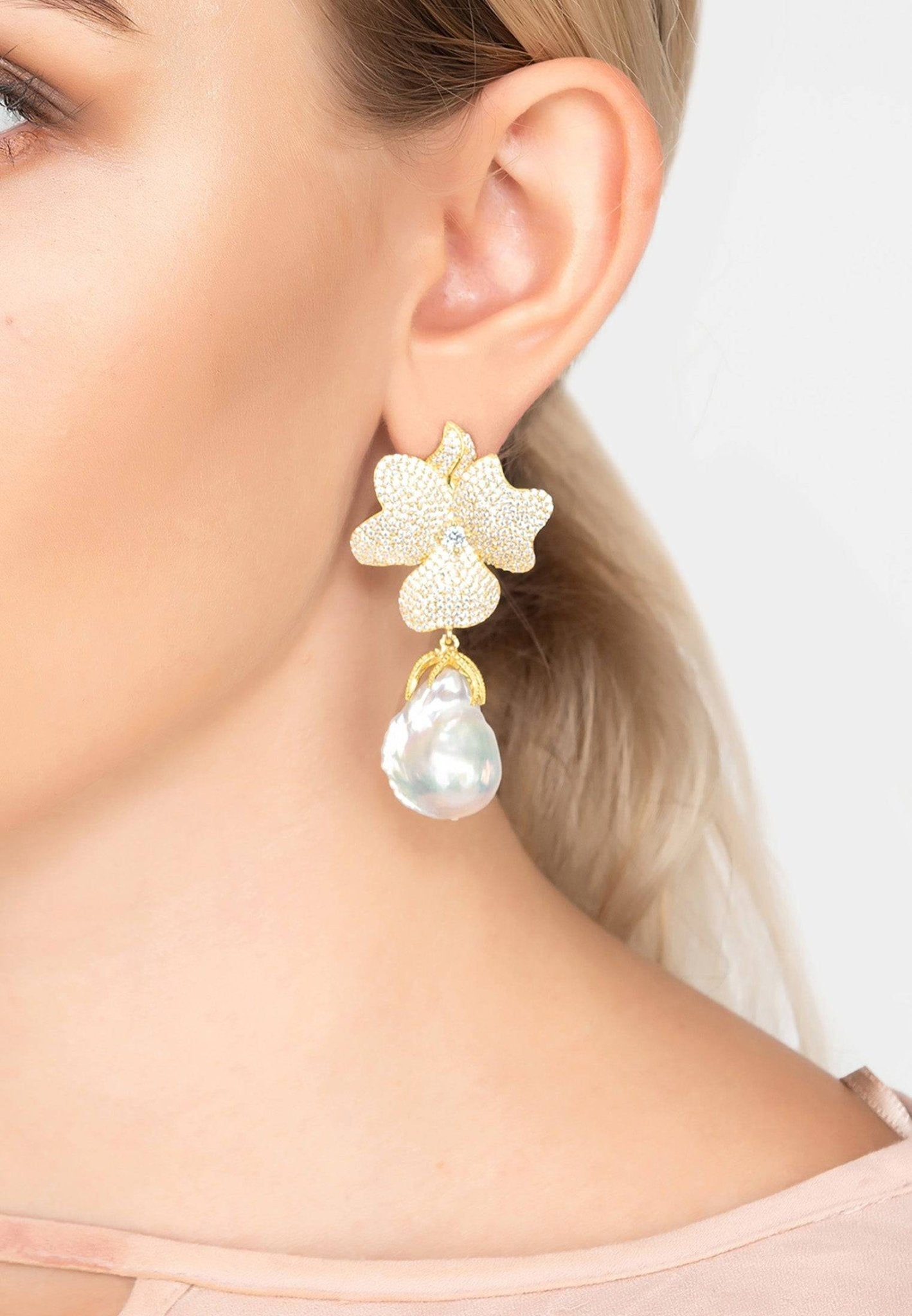 Baroque Pearl White Flower Earring Yellow Gold