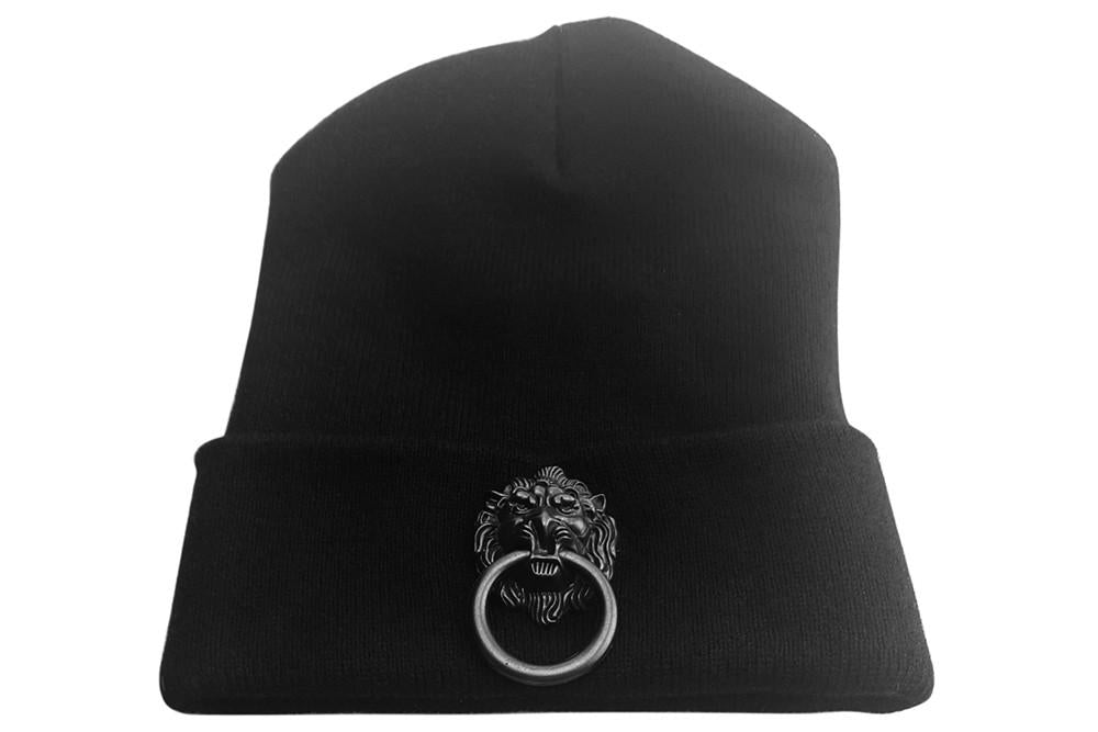 Gorra negra con gran león de metal negro