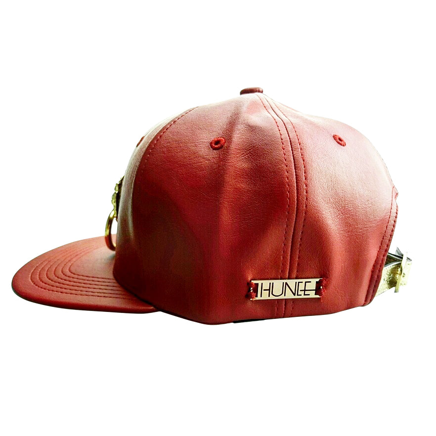 Gorra roja de piel sintética con cierre a presión