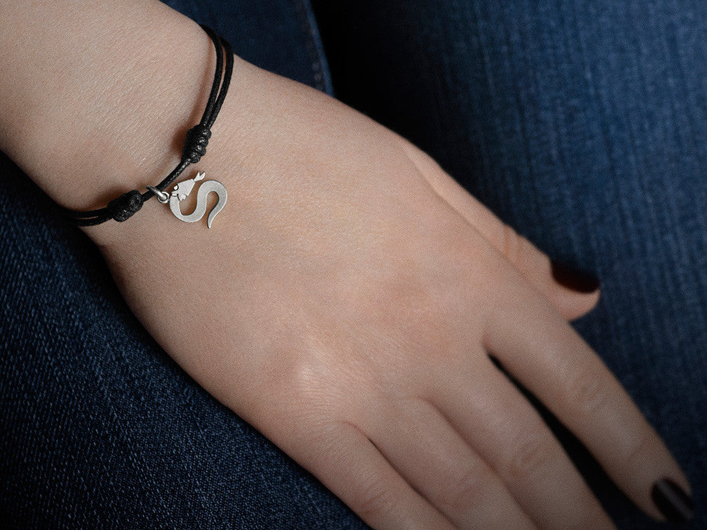 Pulsera con dije de logotipo de huesos de serpiente en plata de ley