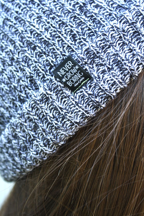 Gorro con etiqueta WKND