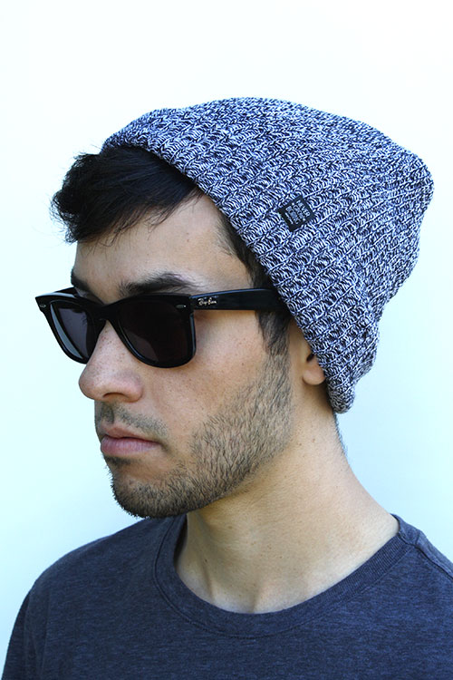 Gorro con etiqueta WKND