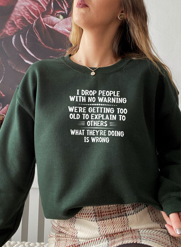 Sudadera con la frase "Dejo caer a la gente sin previo aviso"