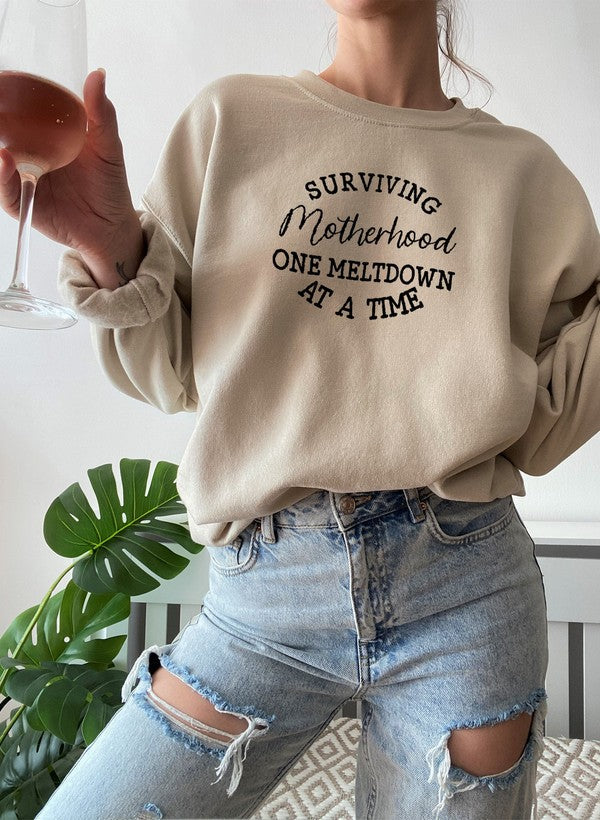 Sudadera con el lema "Sobrevivir a la maternidad"