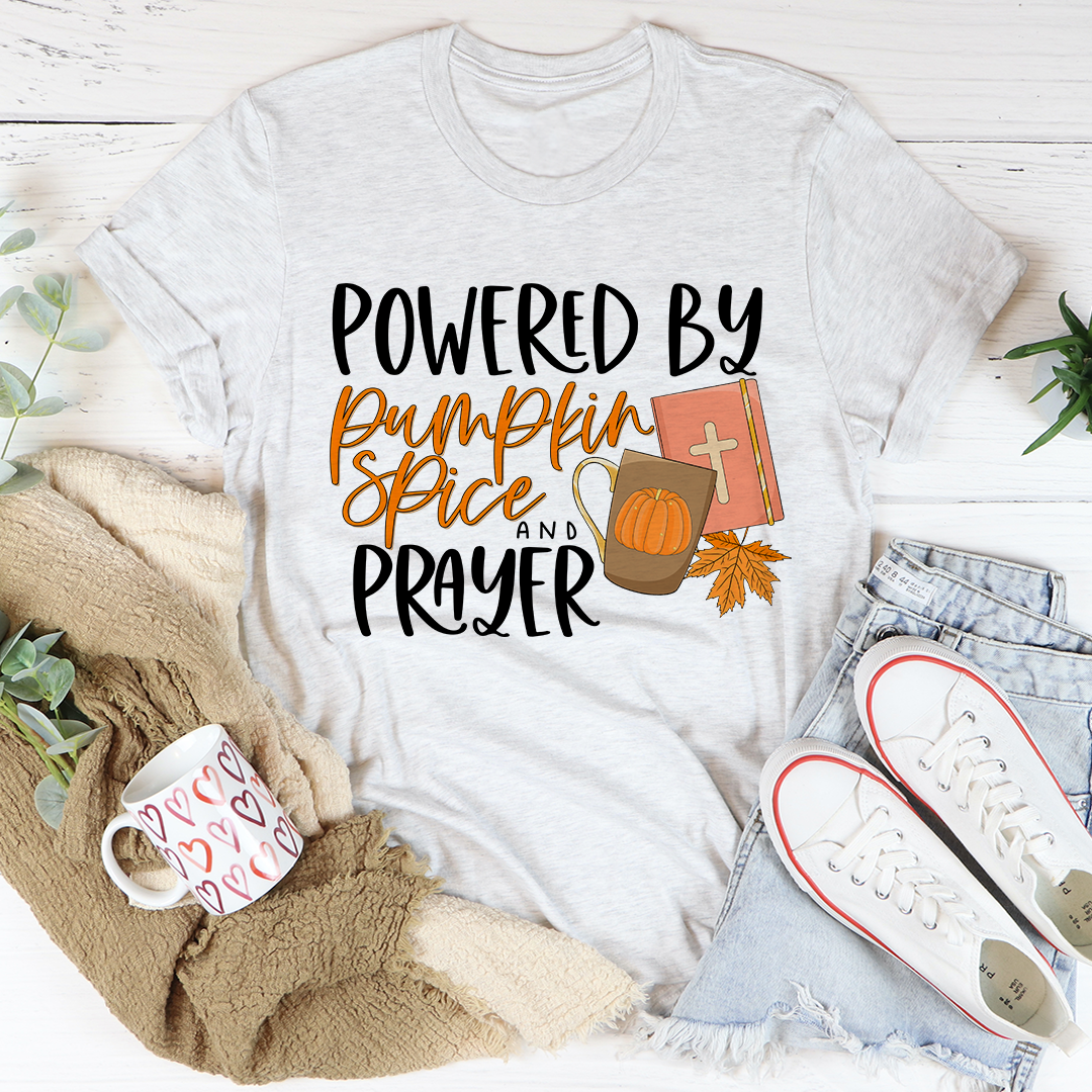 Camiseta con el mensaje "Powered by Pumpkin Spice &amp; Prayer"