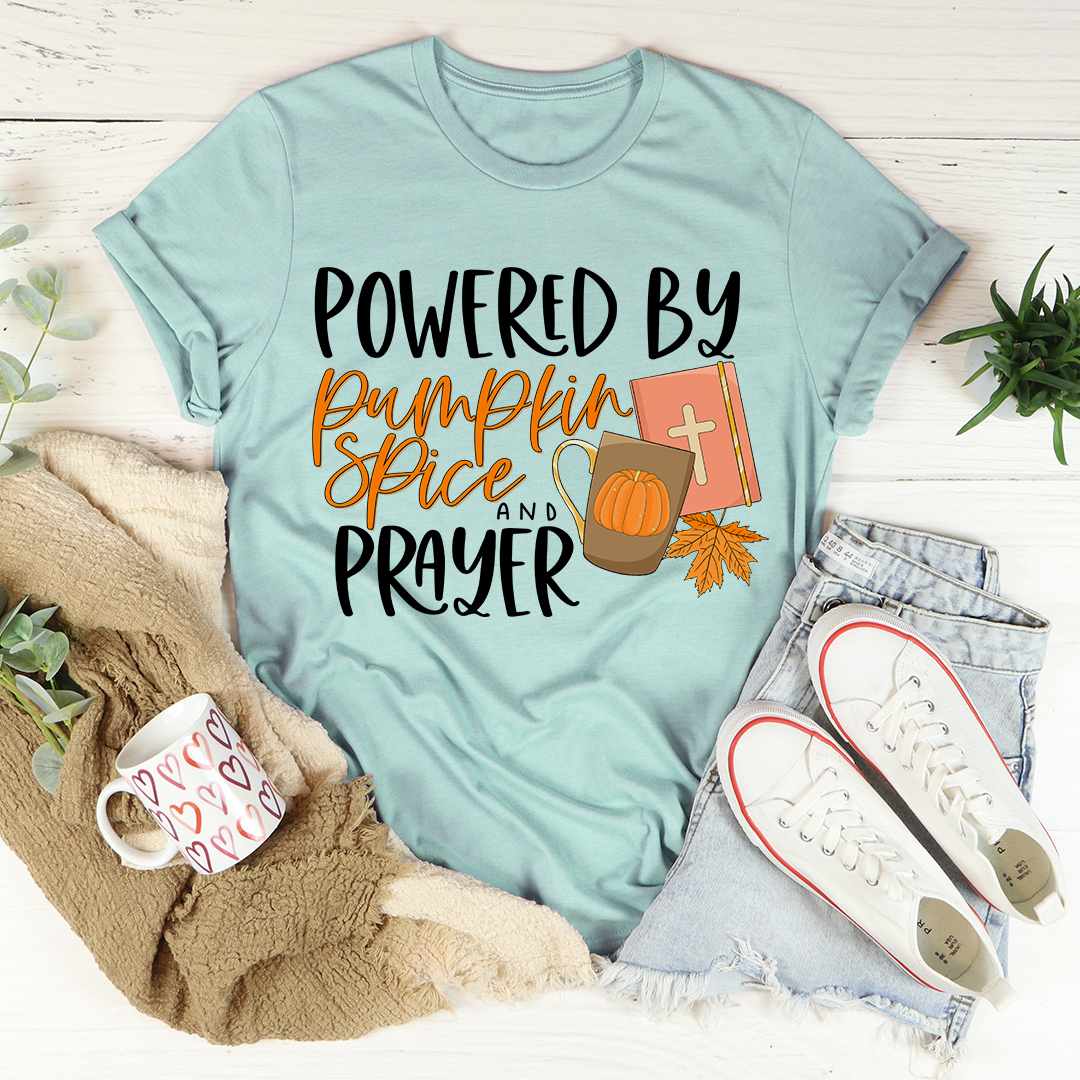 Camiseta con el mensaje "Powered by Pumpkin Spice &amp; Prayer"