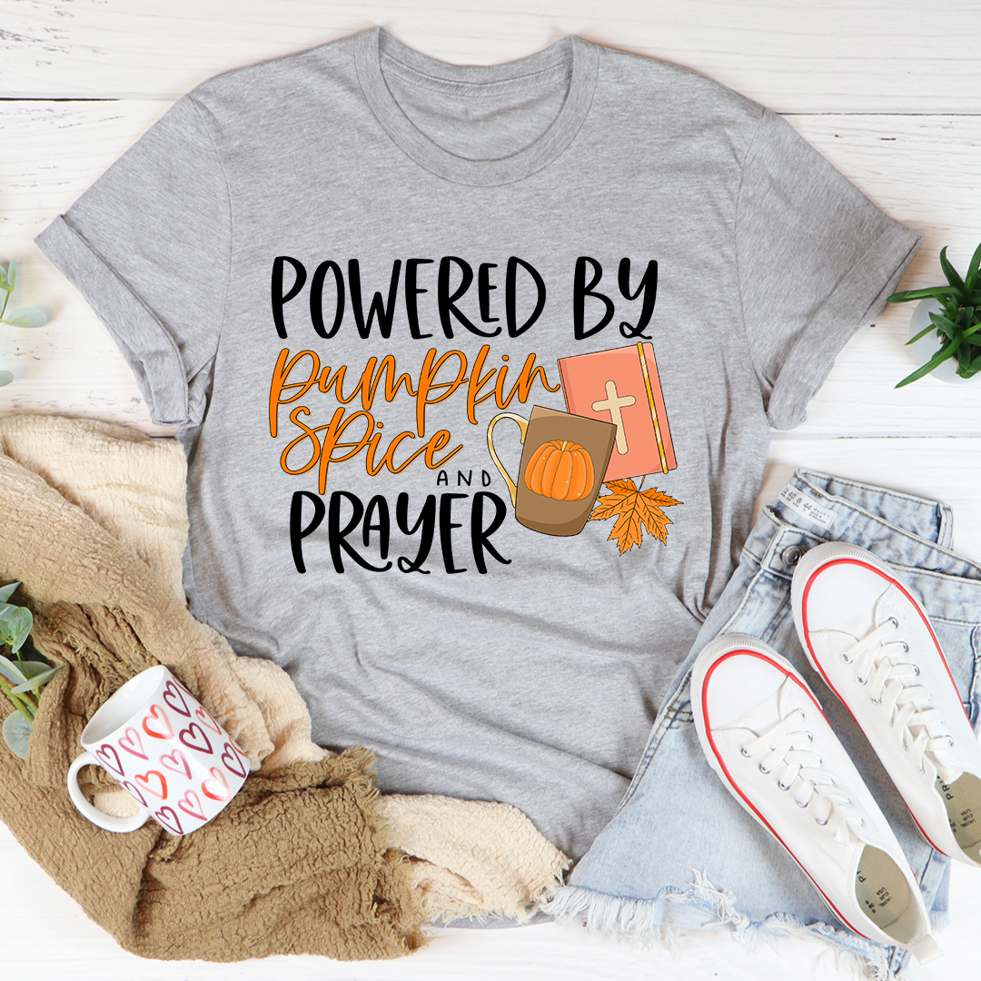 Camiseta con el mensaje "Powered by Pumpkin Spice &amp; Prayer"