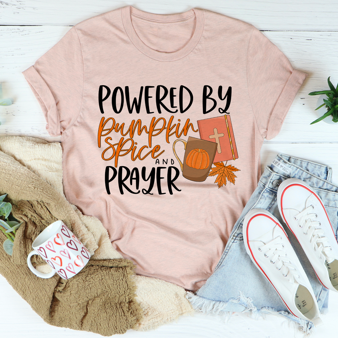 Camiseta con el mensaje "Powered by Pumpkin Spice &amp; Prayer"