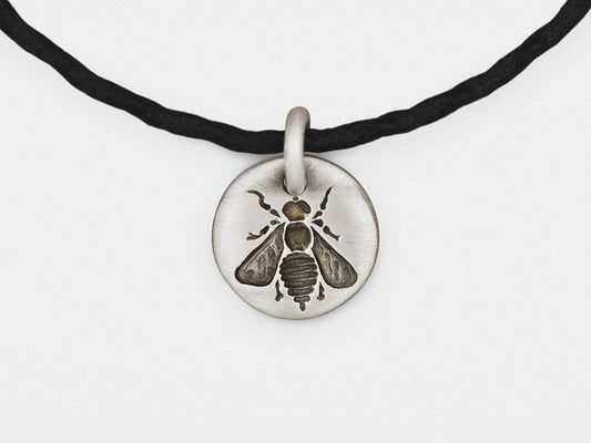 Pulsera con dije de abeja en plata de ley