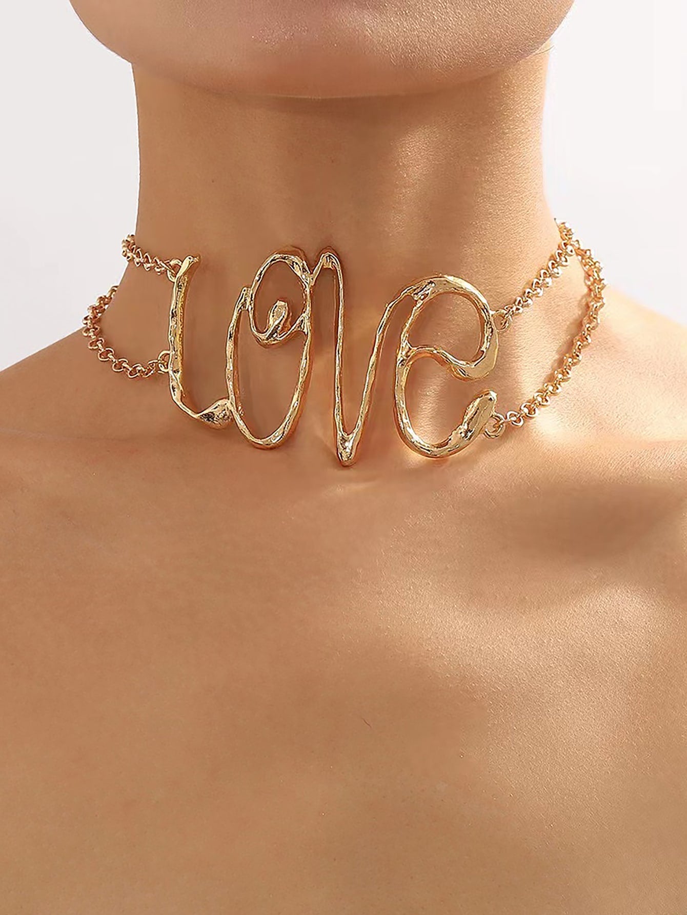 A Trendy Diva's Statement Choker