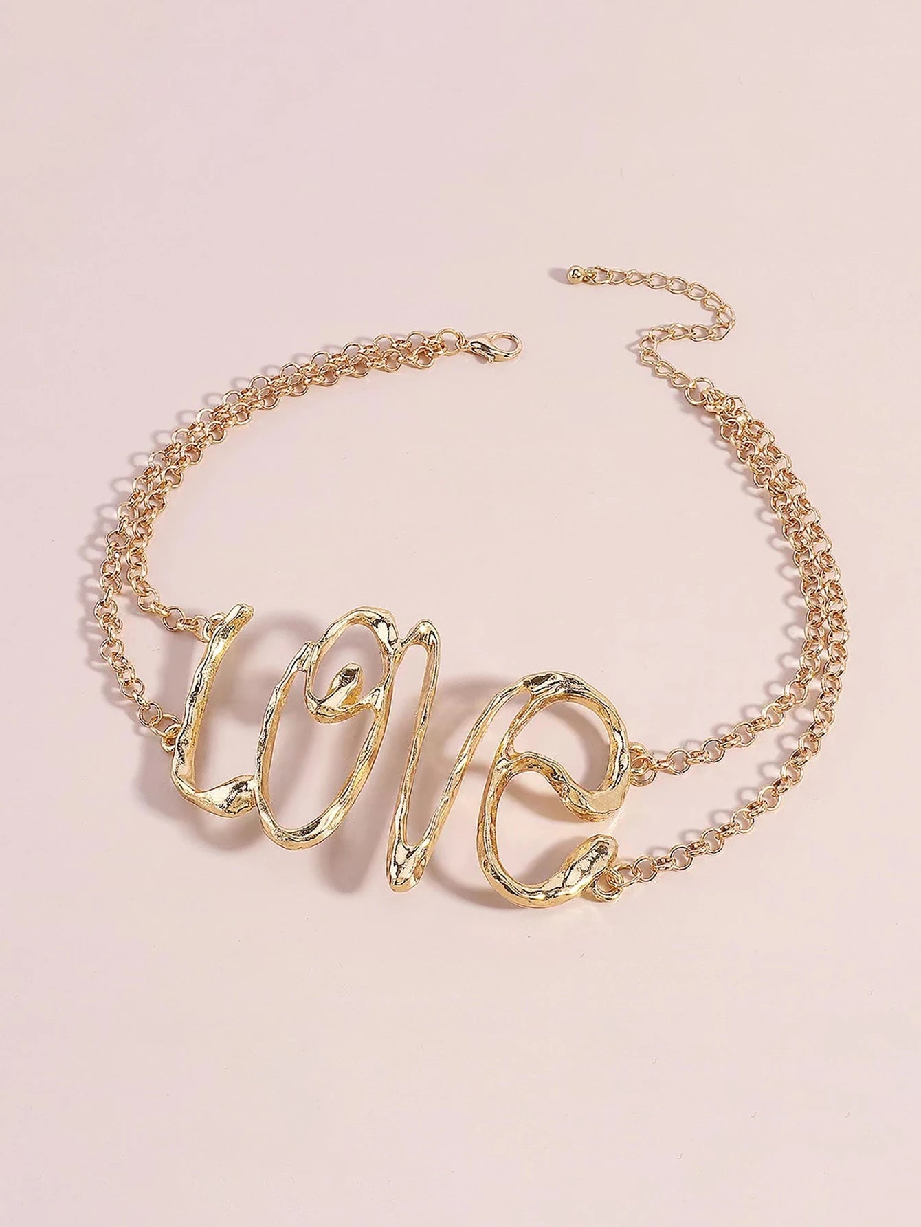 A Trendy Diva's Statement Choker