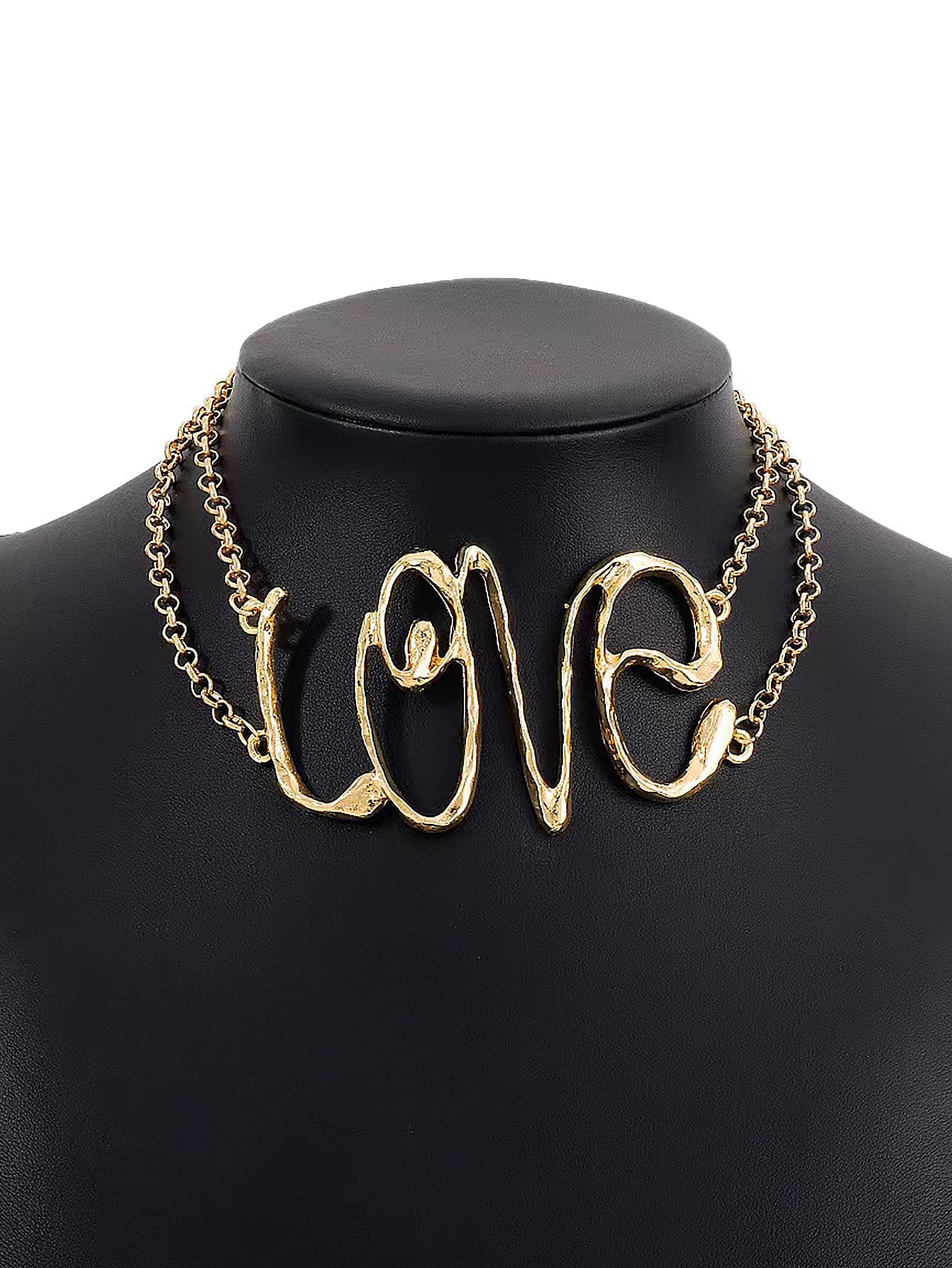 A Trendy Diva's Statement Choker