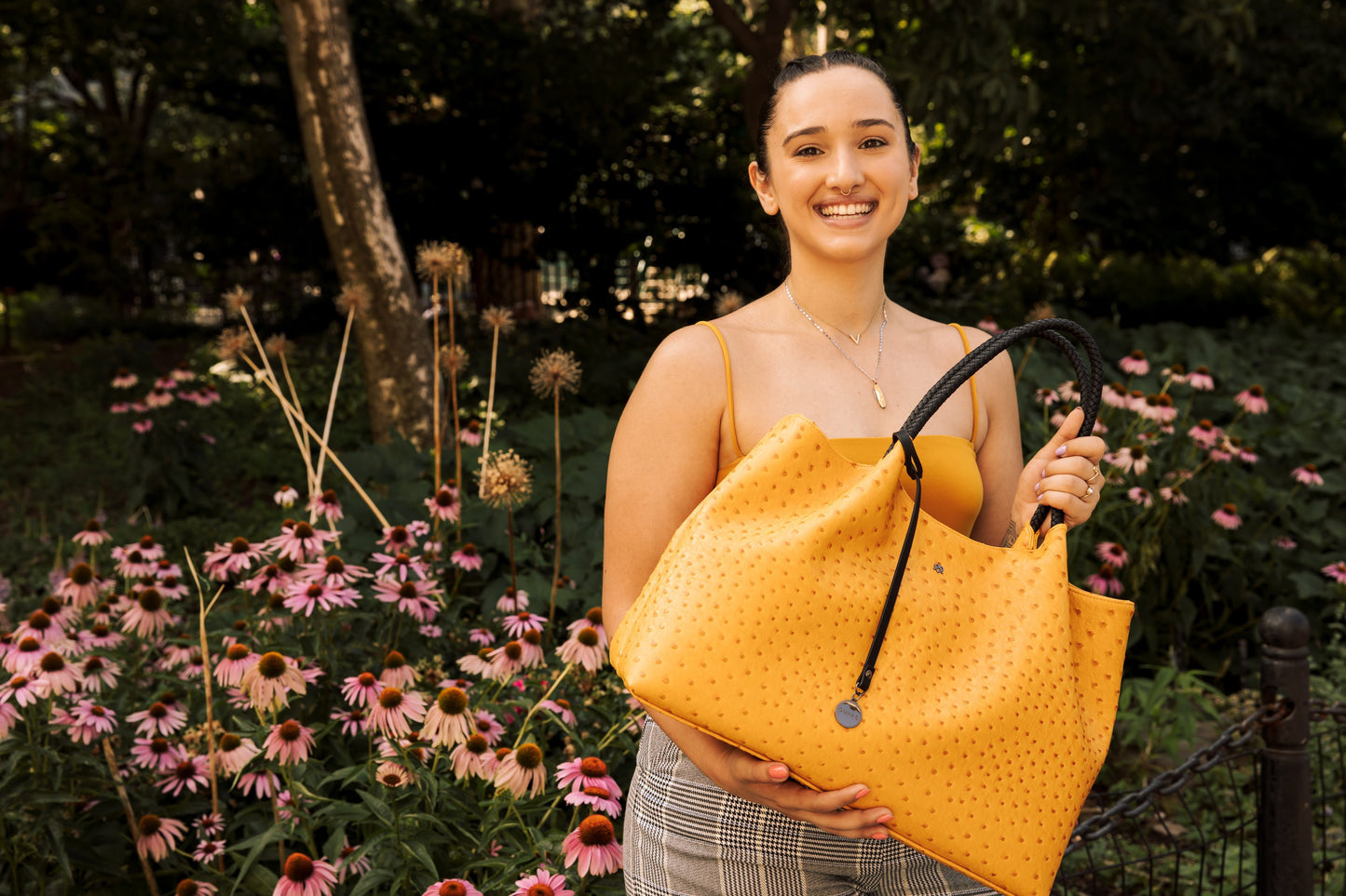 Naomi - Bolso tote de piel vegana con diseño de cerezas 